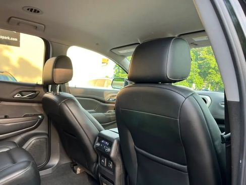 Used 2019 GMC Acadia SLT w/ LPO, Cargo Package AWD/4WD image 17