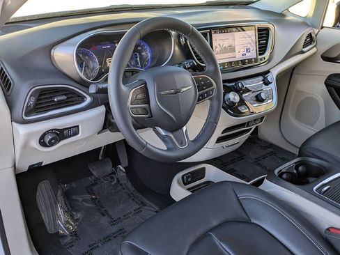 Used 2024 Chrysler Pacifica Touring-L image 14