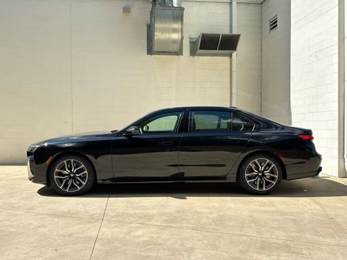 Used 2026 BMW 760i xDrive w/ Premium Package image 5