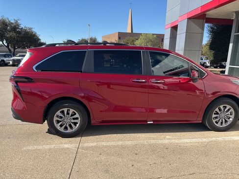 Used 2025 Toyota Sienna XLE image 3