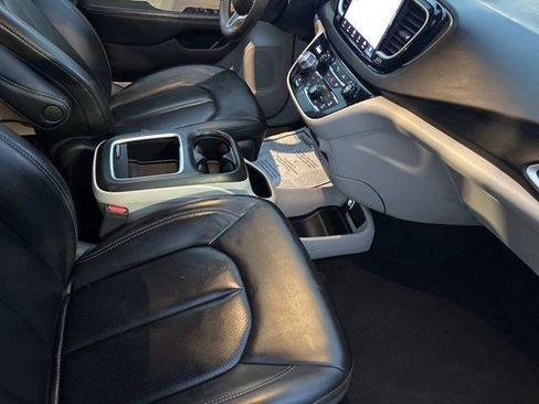 Used 2023 Chrysler Pacifica Touring-L image 38