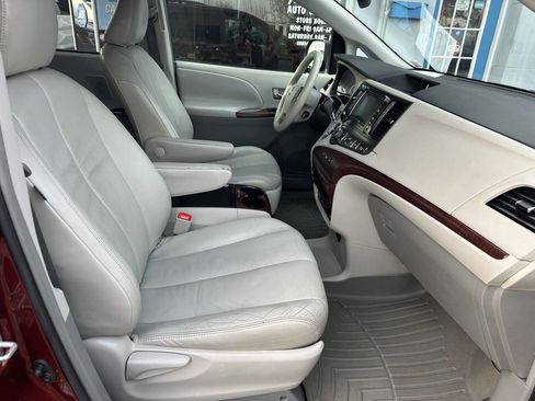Used 2011 Toyota Sienna XLE w/ Premium Pkg image 13