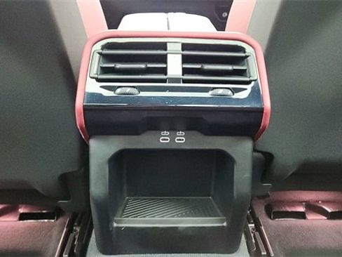 Used 2025 BMW 540i xDrive w/ Executive Package image 40