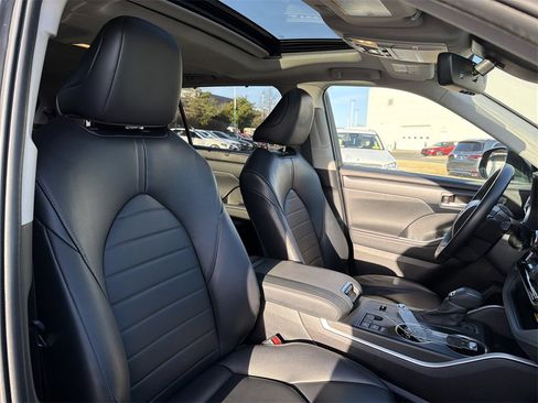 Used 2023 Toyota Highlander XLE image 20