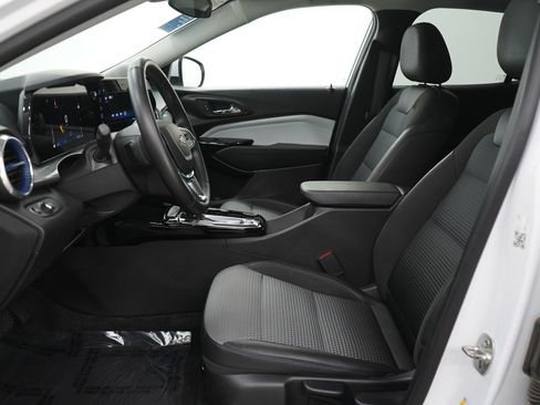 Used 2024 Chevrolet Trax LT w/ Sunroof Package image 15