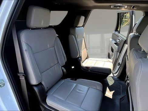 Used 2022 Chevrolet Tahoe Z71 w/ Luxury Package AWD/4WD image 22