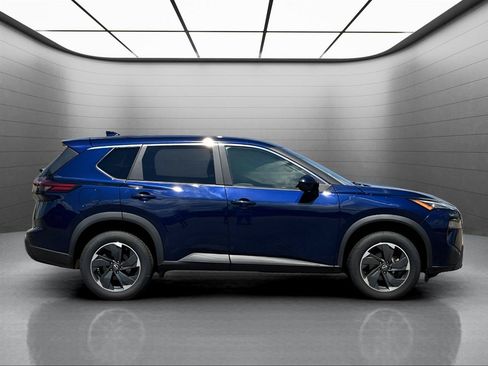 Used 2024 Nissan Rogue SV AWD/4WD image 7