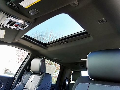 New 2026 RAM 2500 Laramie AWD/4WD image 24