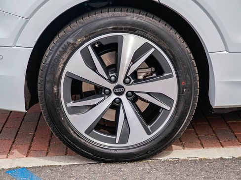 Used 2024 Audi Q8 e-tron Premium Plus image 9