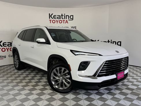 Used 2025 Buick Enclave Preferred image 3