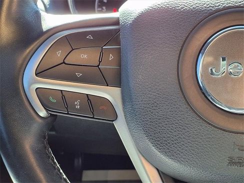 Used 2022 Jeep Grand Cherokee Laredo X image 9