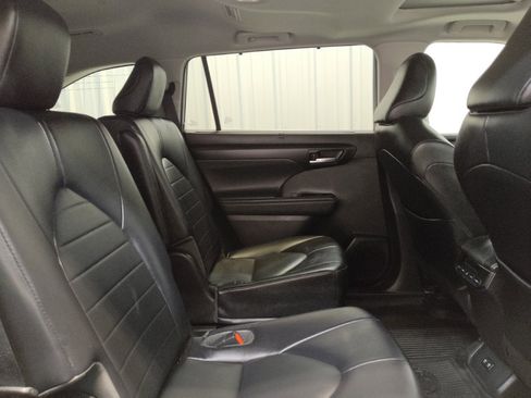 Used 2021 Toyota Highlander XLE AWD/4WD image 19