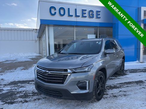 Used 2023 Chevrolet Traverse LT image 1