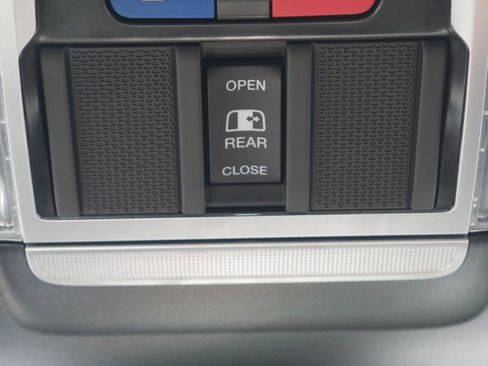 Used 2024 RAM 2500 Limited image 37