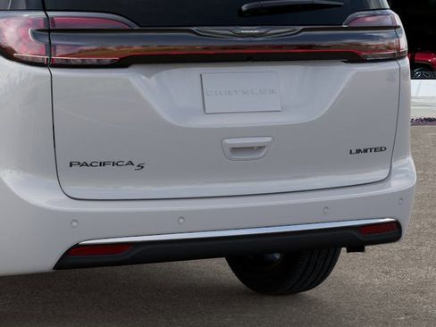 New 2025 Chrysler Pacifica Limited image 13