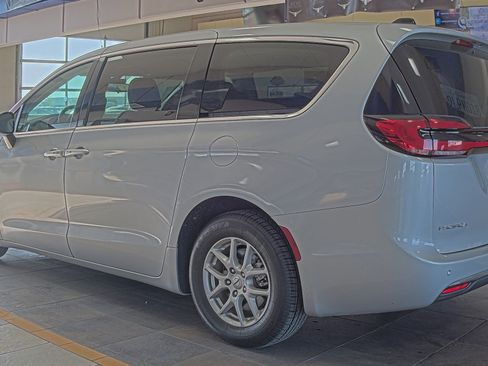 Used 2024 Chrysler Pacifica Touring-L image 4