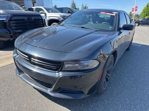 Used 2018 Dodge Charger SXT w/ Blacktop Package RWD image 3
