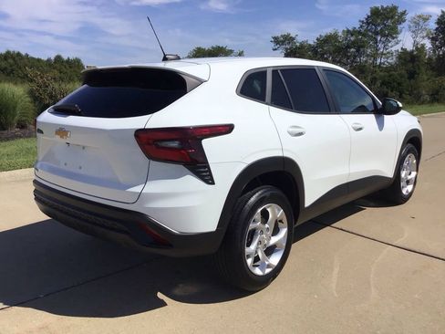 Used 2024 Chevrolet Trax LS w/ LS Convenience Package FWD image 4