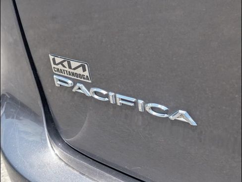 Used 2017 Chrysler Pacifica Touring-L Plus FWD image 18