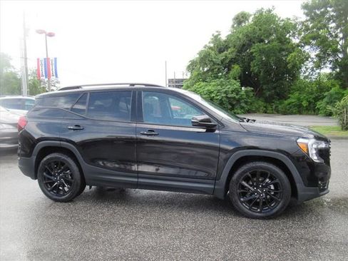 Used 2023 GMC Terrain SLT w/ Tech Package FWD image 2