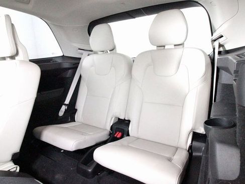 Certified 2022 Volvo XC90 T6 Momentum w/ Advanced Package image 28