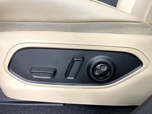 Used 2023 Jeep Grand Cherokee Limited w/ Luxury Tech Group II image 16