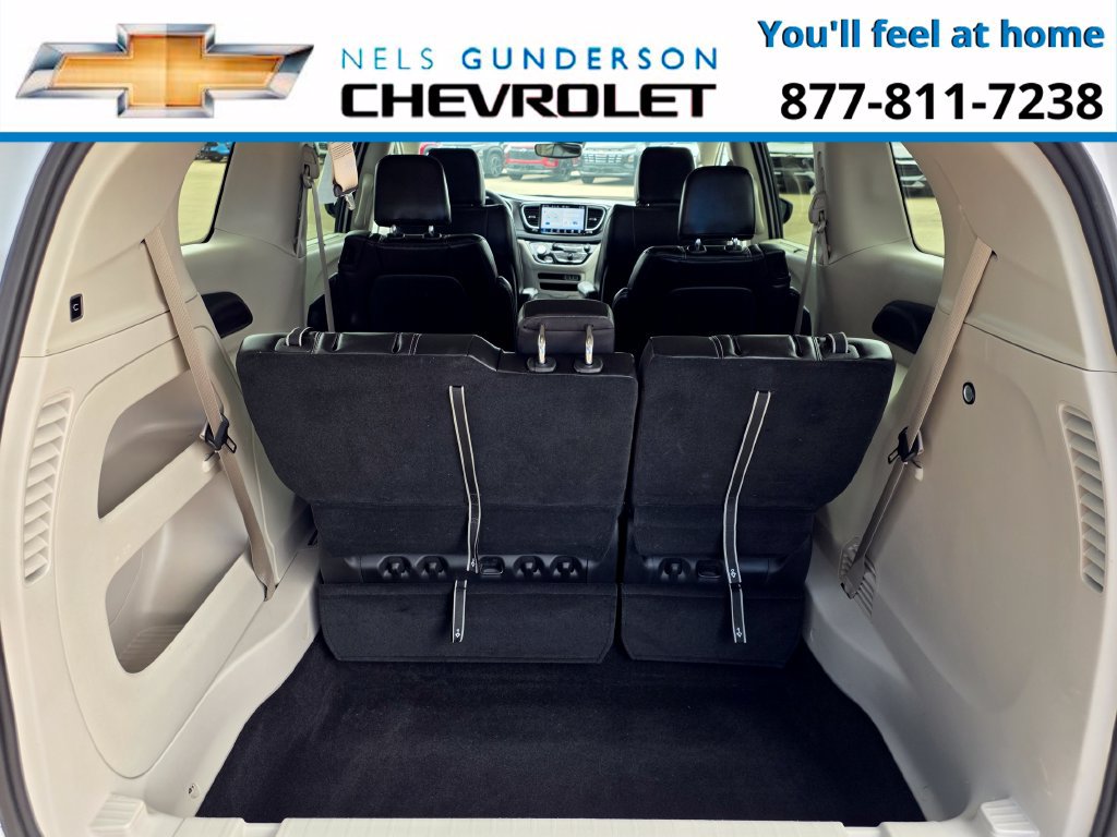 Used 2024 Chrysler Pacifica Touring-L FWD image 10