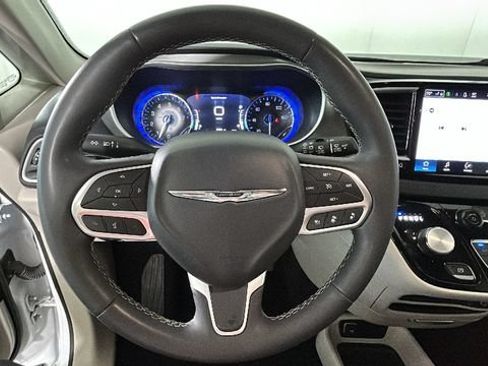 Used 2024 Chrysler Pacifica Touring-L FWD image 14