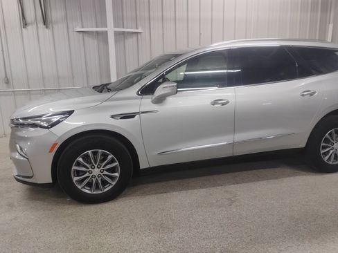 Used 2022 Buick Enclave Essence image 2