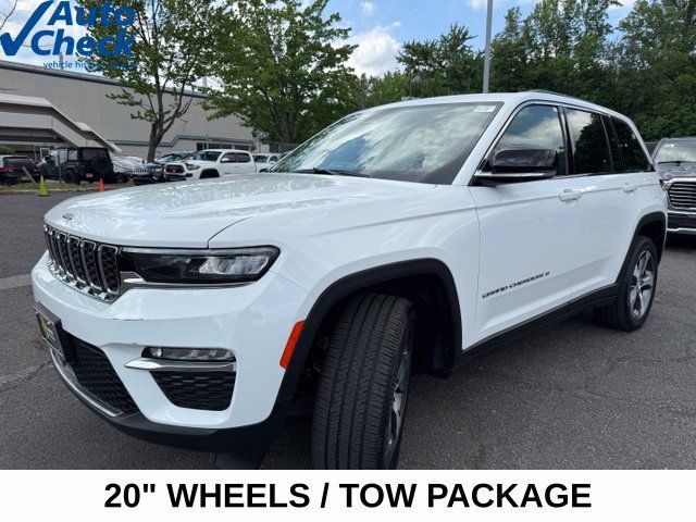 Used 2023 Jeep Grand Cherokee Limited w/ Trailer Tow Prep Group (B) AWD/4WD image 2