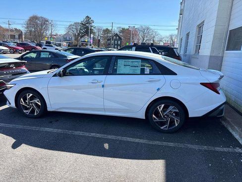 New 2025 Hyundai Elantra SEL image 2