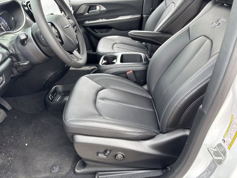 New 2026 Chrysler Pacifica Select w/ S Appearance Package FWD image 16