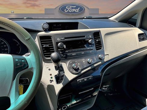 Used 2012 Toyota Sienna LE w/ Towing Pkg AWD/4WD image 6