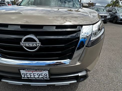 Used 2023 Nissan Pathfinder Platinum FWD image 5