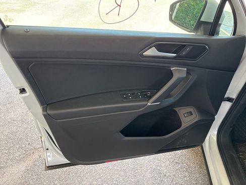 Used 2018 Volkswagen Tiguan SEL FWD image 17