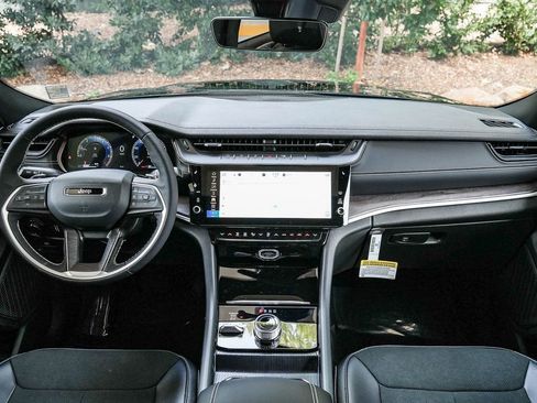 New 2026 Jeep Grand Cherokee Altitude image 13