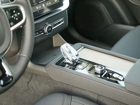 New 2026 Volvo XC90 B6 Plus w/ Protection Package Premier image 14