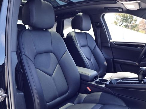 Certified 2025 Porsche Macan w/ Premium Package Plus AWD/4WD image 24