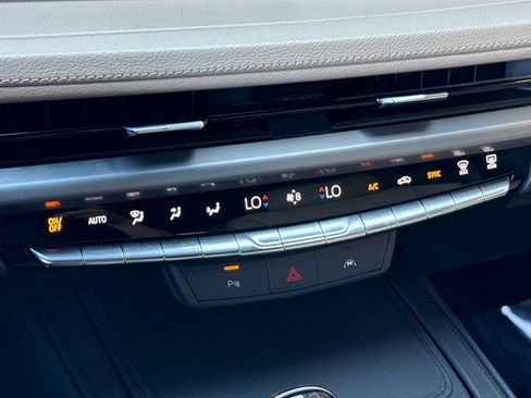 Used 2025 Cadillac XT4 Premium Luxury FWD image 28