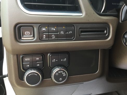 Used 2021 Chevrolet Tahoe Z71 w/ Luxury Package AWD/4WD image 15