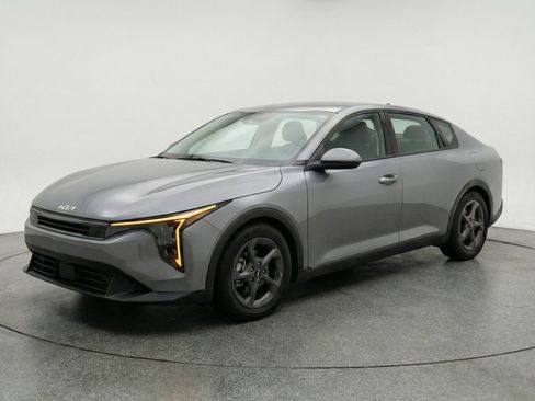 Used 2025 Kia K4 LXS image 3