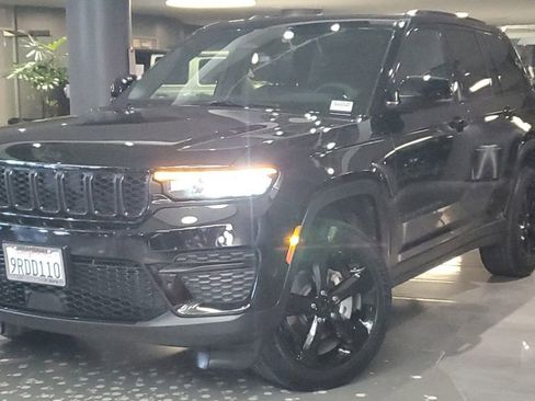 Used 2025 Jeep Grand Cherokee Altitude image 31