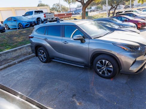 Used 2025 Toyota Highlander XLE image 7