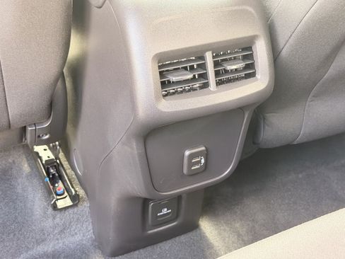 Used 2024 Chevrolet Equinox LT AWD/4WD image 38