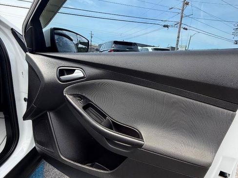 Used 2013 Ford Focus SE w/ SE Winter Pkg FWD image 24