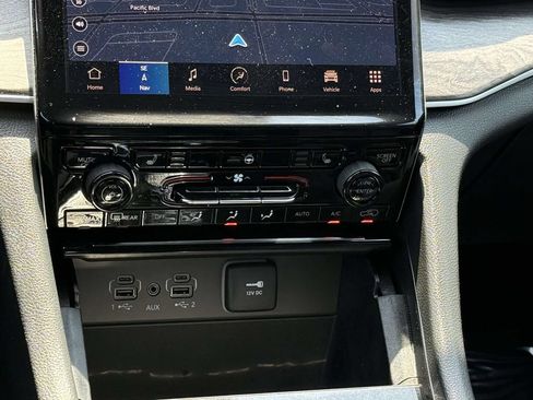 Used 2024 Jeep Grand Cherokee Limited AWD/4WD image 20