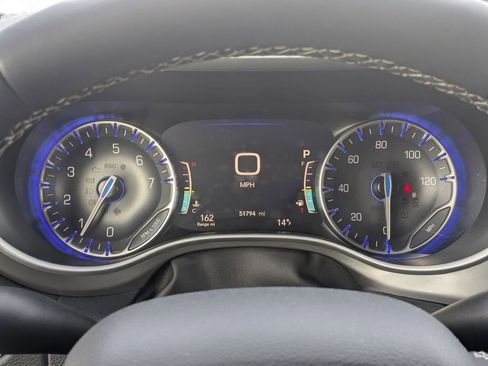 Used 2025 Chrysler Pacifica Select image 14