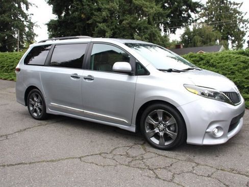 Used 2015 Toyota Sienna SE w/ SE Preferred Package FWD image 2
