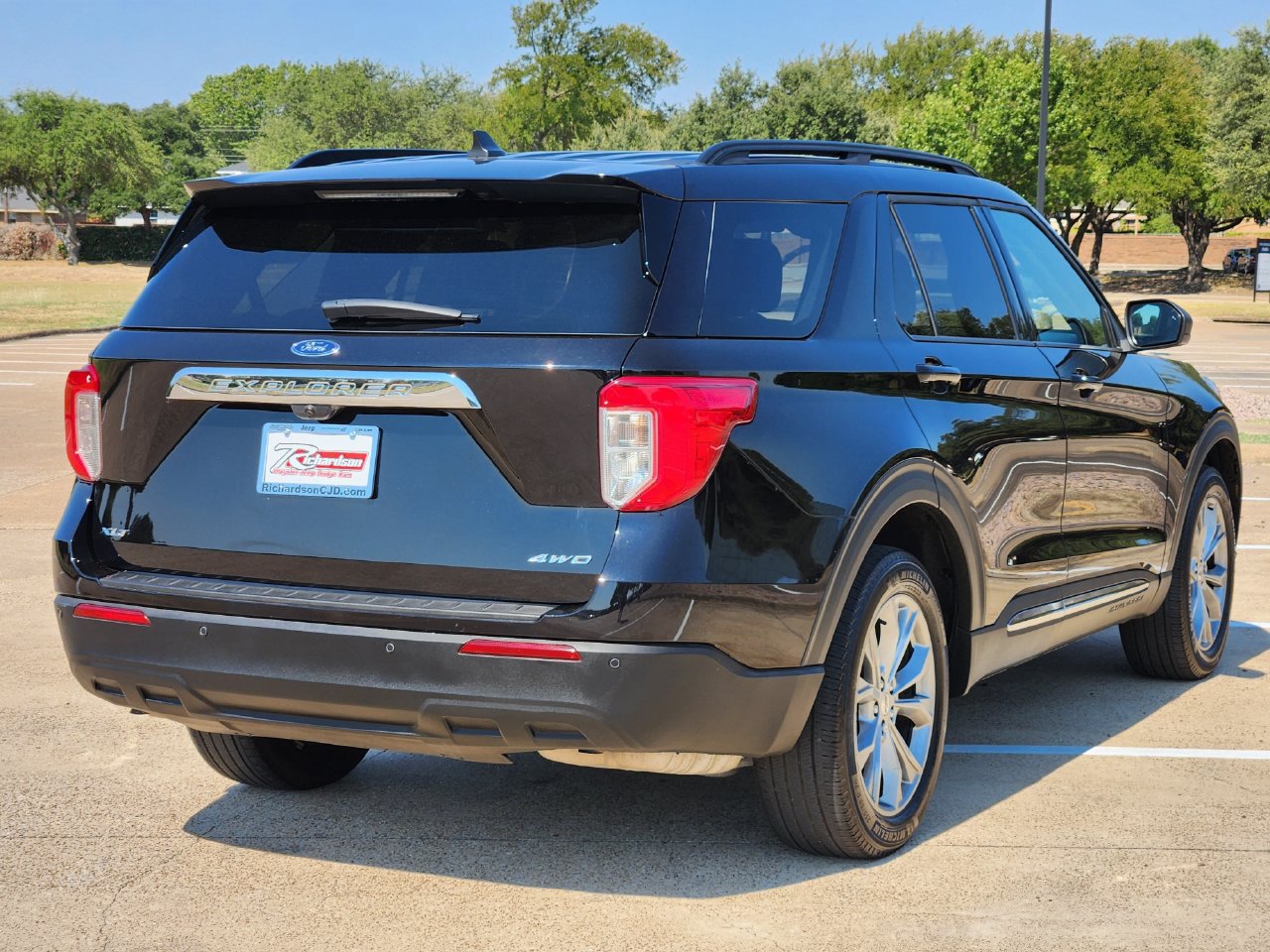 Used 2024 Ford Explorer XLT w/ Equipment Group 202A AWD/4WD image 4