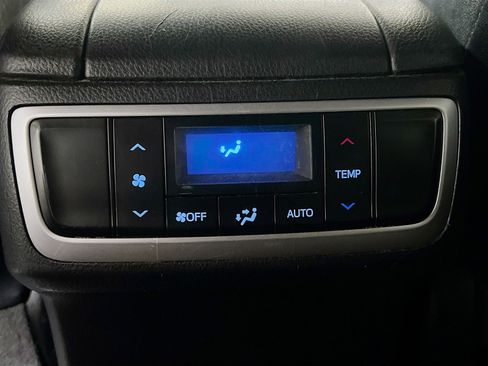 Used 2019 Toyota Highlander XLE FWD image 18